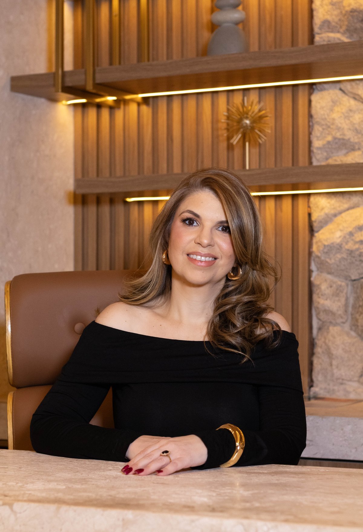 Dra. Michelle Sousa, especialista em tratamento de dor em Brasília - DF, sorrindo em ambiente de consultório